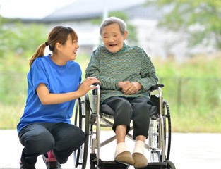 Fototapeta premium 老人介護施設・テラスでくつろぐ母 