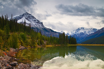 Fototapeta na wymiar Canadian Rocky Mountains in fall, Jasper National Park, Alberta, Canada