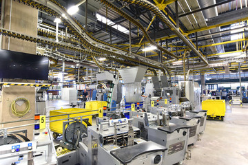 moderne Maschinen in einer Großdruckerei - Interieur in einer Industrieanlage // modern machines in a large printing plant - interior in an industrial plant