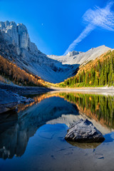 Obraz premium Tyrst Lake and colorful larch trees in Kananaskis, Canada