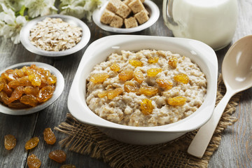 Oatmeal with raisin
