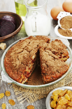 Beetroot pie with raisins