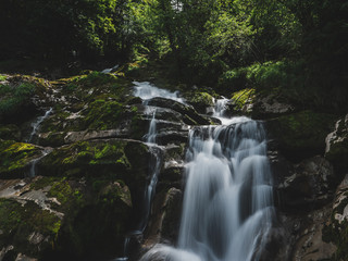 Fototapeta na wymiar kleine Wasserfälle 