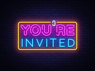 Plakat You're Invited neon text vector design template. Neon logo, light banner design element colorful modern design trend, night bright advertising, bright sign. Vector illustration