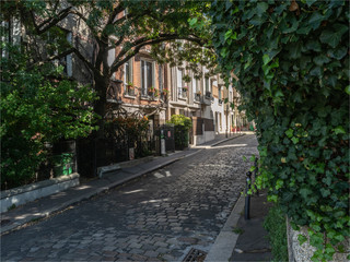 maisons et verdure sur la Butte Bergheire à Paris, lieu pittoresque et insolite