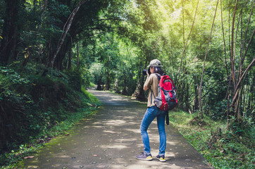 Obraz premium Asian women travel nature.