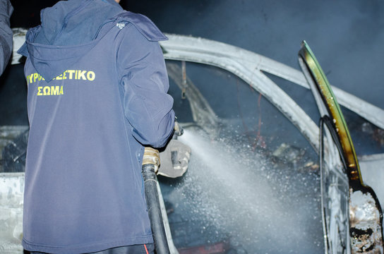 Τhe thieves burn a job car after robbery Athens Greece