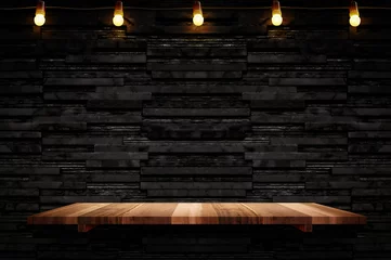 Poster Mur Étagère en bois de planche brune vide sur fond de mur de carreaux de marbre de couche noire, maquette pour l& 39 affichage ou le montage de produit ou de conception