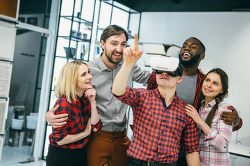 Obraz premium International students resting together with glasses of virtual reality - future technology concept.