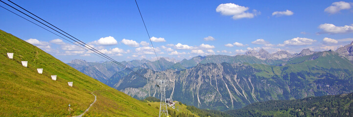 
Blick vom FELLHORN ( 2037 Meter ) u. Fellhornbahn  über Oberstdorf auf die Allgäuer Alpen 