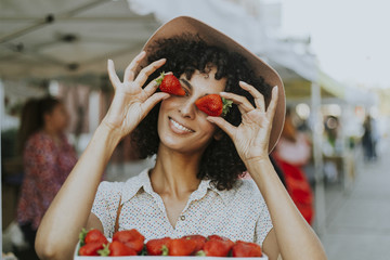 Woman having fun with strawberries © Rawpixel.com