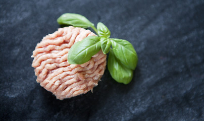 steak haché et basilic © auryndrikson