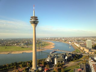 Luftaufnahme D&uuml;sseldorf Rheinturm und Landtag, September 2018
