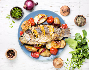 Fish baked with vegetable garnish