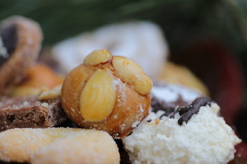 Detailaufnahme von selbst gebackenen Plätzchen in der Weihnachtszeit