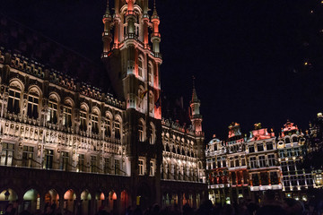Fototapeta na wymiar Espectáculo de música y luces de noche en la Grand Place de Bruselas, Bélgica en Navidad