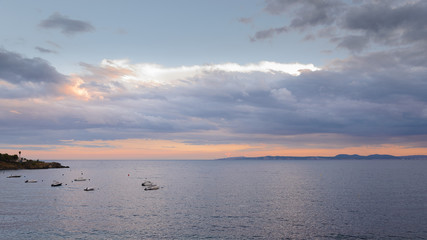 Paisaje de mar y cielo en la bahía de Rosas, Costa Brava, Cataluña, españa