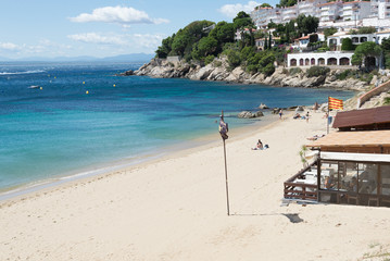 Un día de sol en la Playa de Canyelles Petites en Rosas, Costa Brava, España