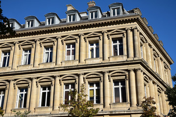Fototapeta na wymiar Façade à colonnes à Paris, France