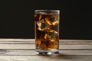 Vaso de té helado sobre la mesa de madera