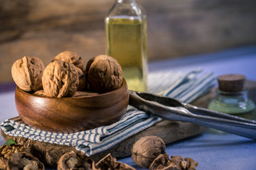 Frische Walnüsse mit Nussknacker