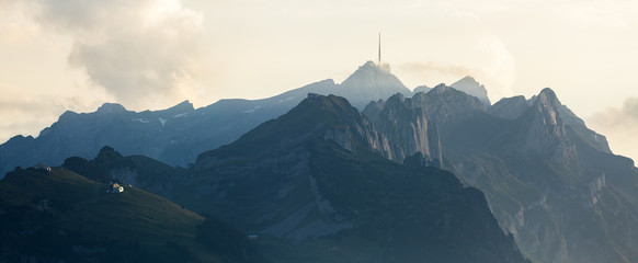 Blick auf Ebenalp und Säntis im Abendlicht von der Fähneren