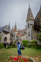 Obraz premium Femme devant le Château de La Rochepot