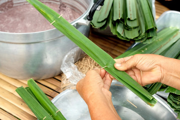 Thai sweetmeat made of flour, coconut and sugar.