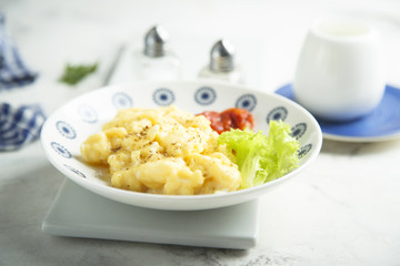 Scrambled eggs, served with lettuce and capsicum
