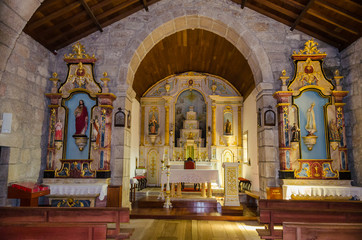 Interior de la iglesia de Castro Laboreiro, Norte de Portugal.