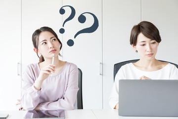 疑問を持つ女性