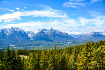 秋のカナディアンロッキー　レイク・ルイーズと周辺の山並み　ーレイク・ルイーズ・スキー・リゾートより望む（バンフ国立公園　カナダ・アルバータ州）