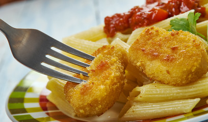 Nuggets with pasta and tomato sauce