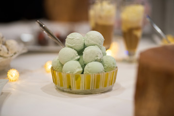 Dessert und Eis auf der Hochzeitsparty