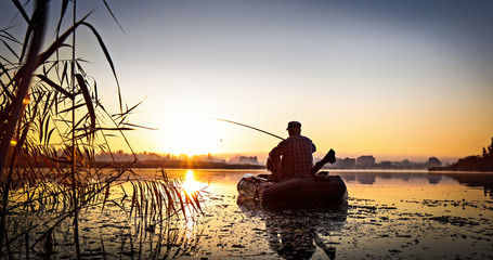 Pêche. Coucher de soleil sur le lac.