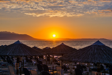 Naklejka premium View of the sunrise through a local restaurant