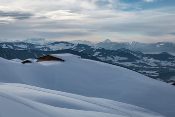 Verschneite Hütte im Winter in den Alpen