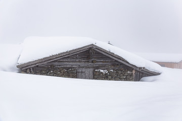 Schneebedeckte Hütte im Winter im Nebel