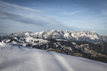 Fototapeta na wymiar Wilder Kaiser leicht schneebedeckt im November