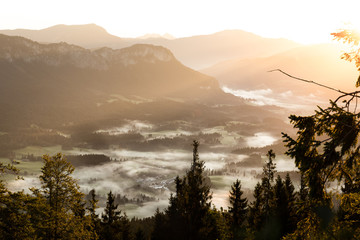 Nebel liegt im Tal mit Berglandschaft im Herbst