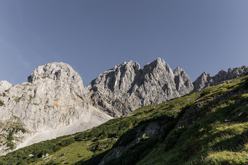 Fototapeta na wymiar Ausblick auf die Gipfel im Gebirge im Sommer