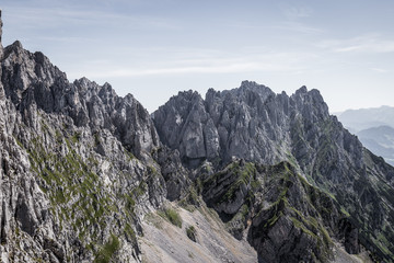 Bergpanorama mit Blick auf die Felsen und Gipfel am Wilden Kaiser Gebirge