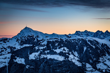 Berglandschaft im Winter beim Sonnenaufgang mit Morgenrot