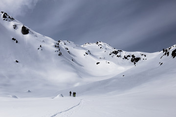Winterlandschaft mit Berge und einer Gruppe Skitourengeher