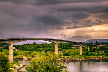 Fototapeta premium Brücke über einen Fluss, eindrucksvolle Wetter und Lichtstimmung