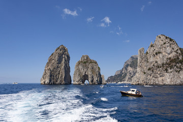 Widok na Faraglioni skały miłości na Capri  - obrazy, fototapety, plakaty