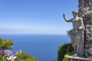 Capri widok z Anacapri we Włoszech z figurą - obrazy, fototapety, plakaty