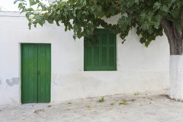 Tradycyjny grecki budynek z zielonymi drzwiami i okiennicami na Krecie - obrazy, fototapety, plakaty