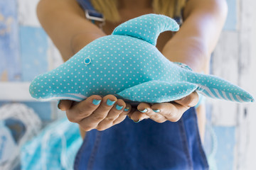 Dziewczyna trzymająca delfina zabawkę