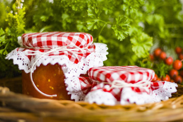 przetwory na zimę do spiżarni w słoikach ozdobione dekoracyjnymi kapturkami